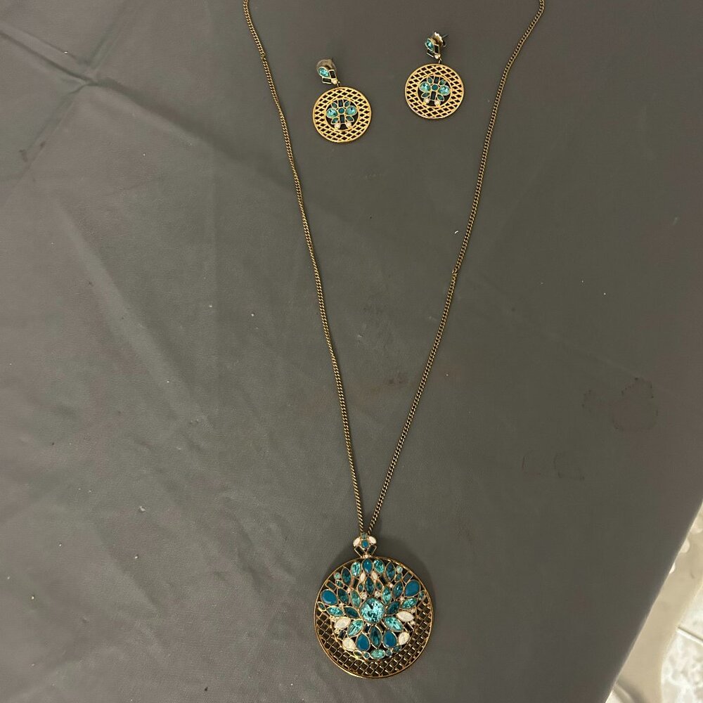 Necklace and earring set